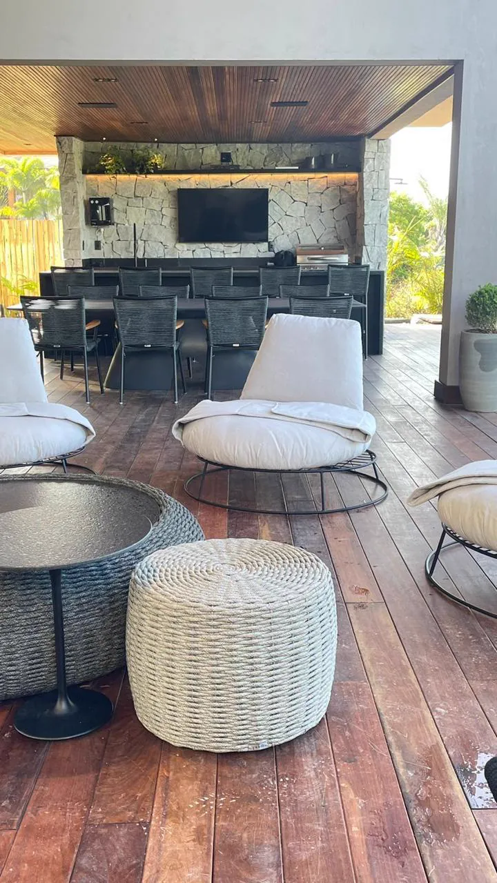 Espaço gourmet e lounge com pufes