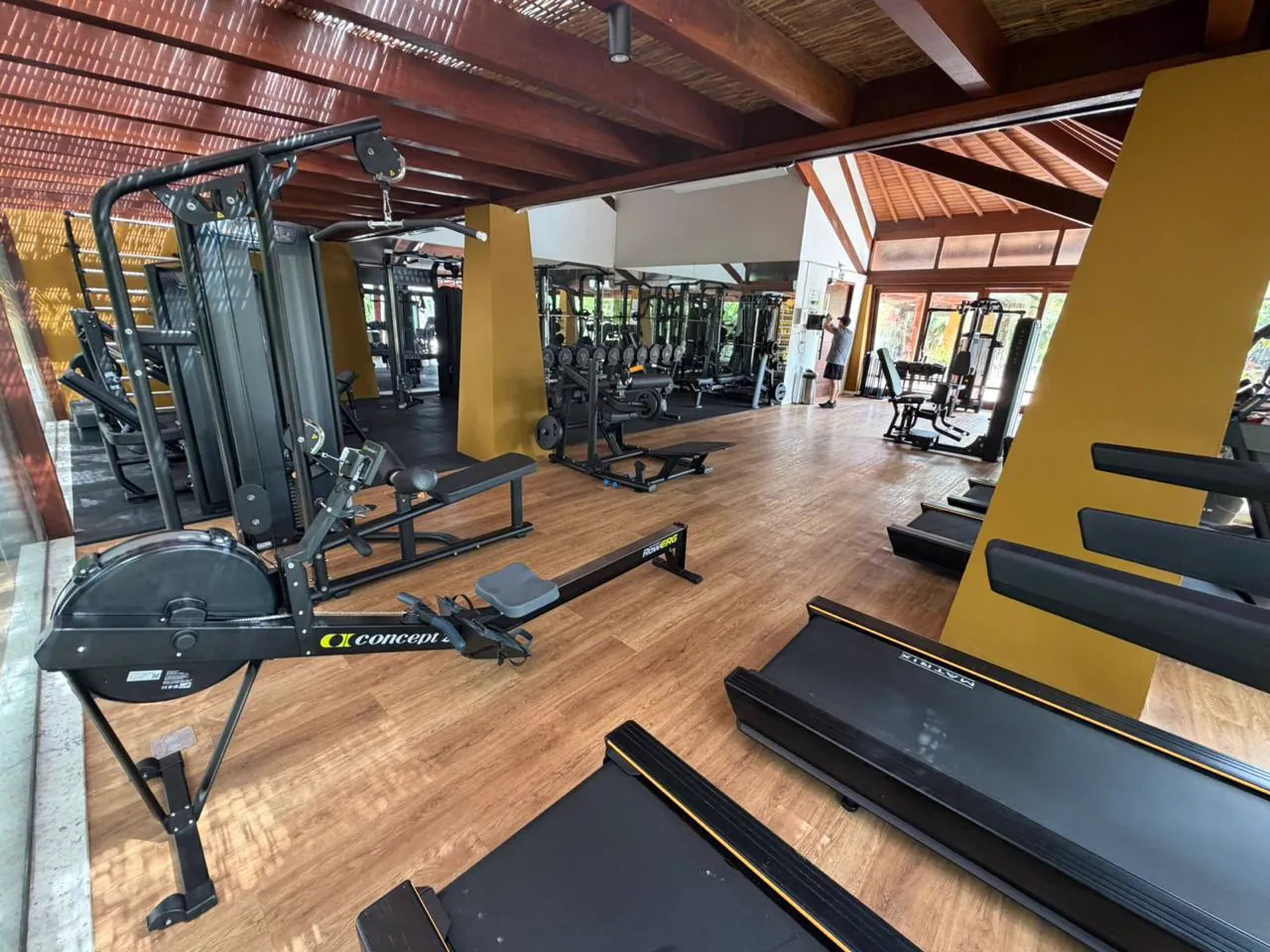 Equipamentos de treino da academia do condomínio
