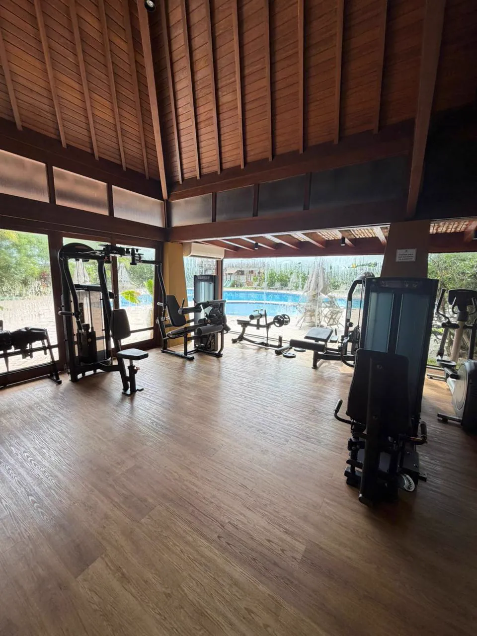 Academia do condomínio com vista para a piscina