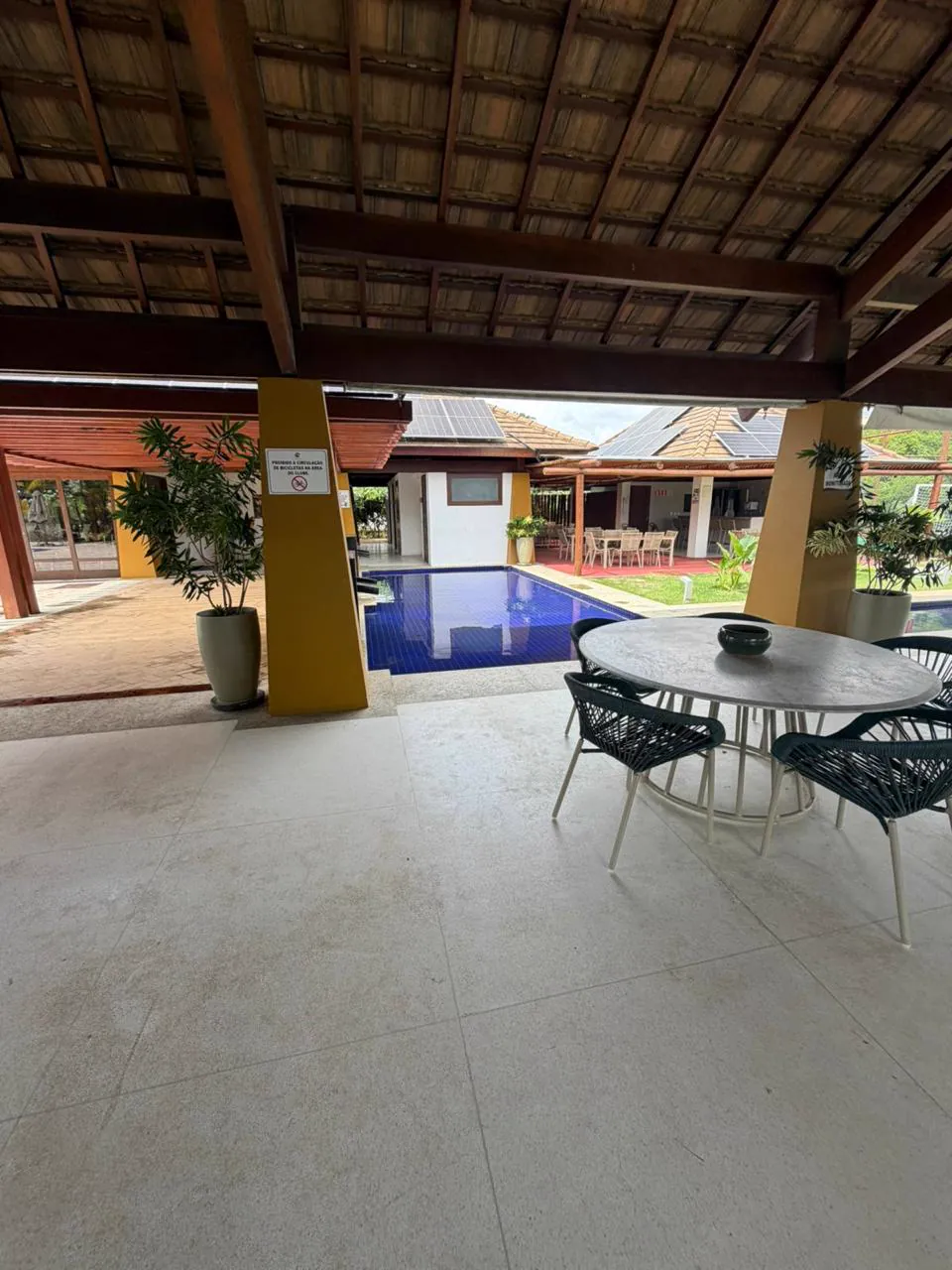 Área de lazer coberta à beira da piscina do clube