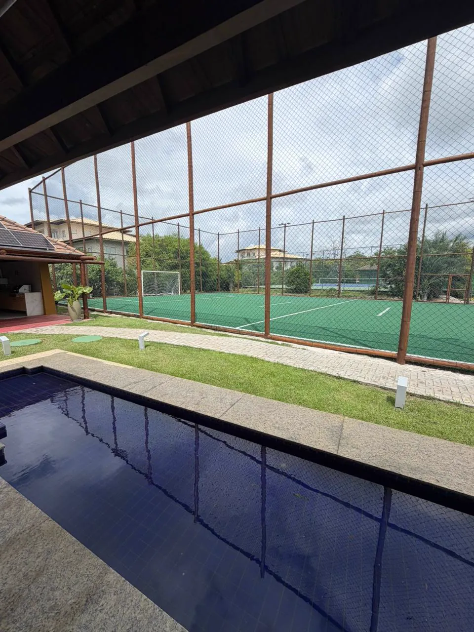 Quadra de tênis e futebol do condomínio
