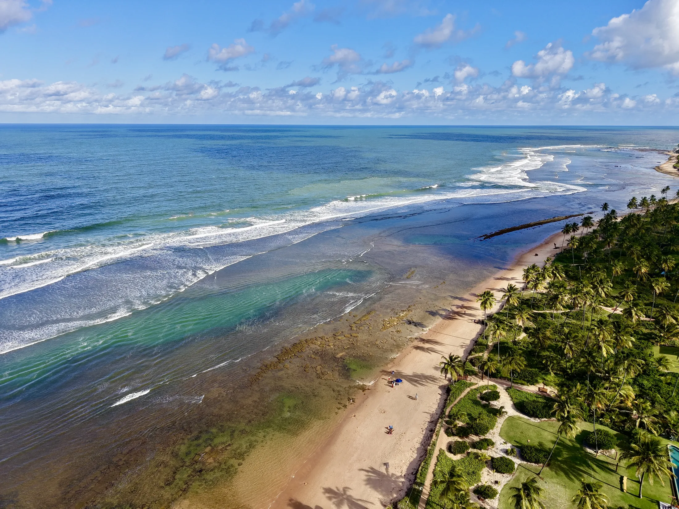 Vista aérea da praia e dos recifes da Praia do Forte