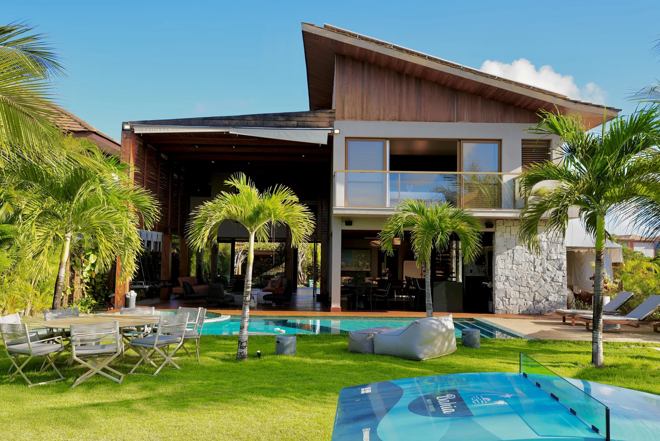 Fachada dos fundos da casa com piscina e área gourmet vistas do jardim